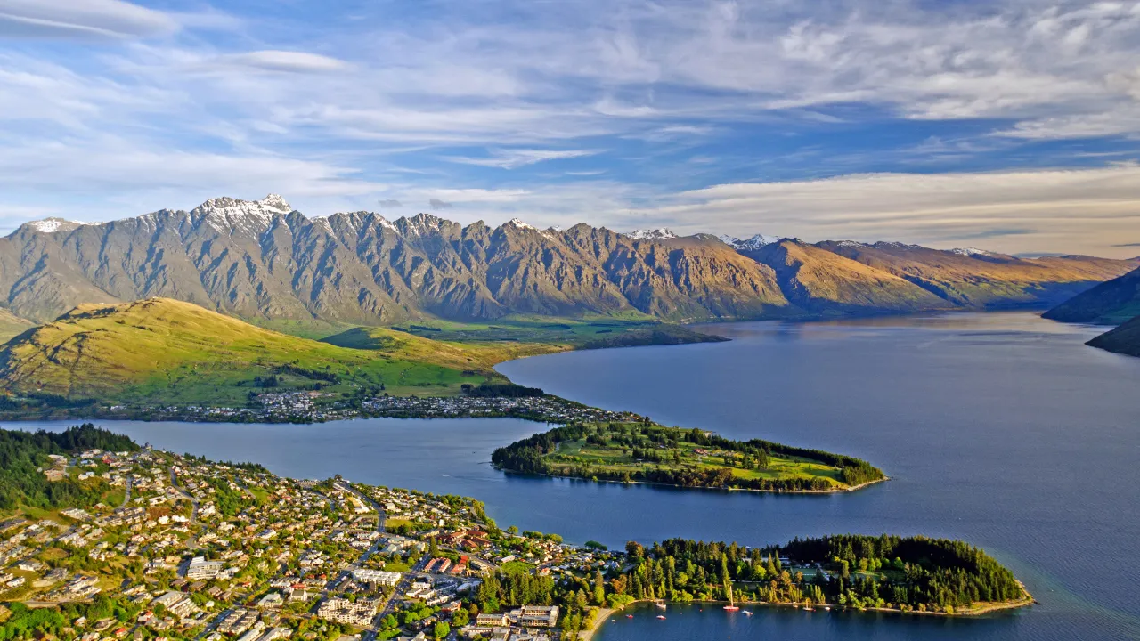 Queenstown, joka sijaitsee Lake Wakatipun rannalla ja taustalla The Remarkables -vuoristo Queenstown, joka sijaitsee Lake Wakatipun rannalla ja taustalla The Remarkables -vuoristo