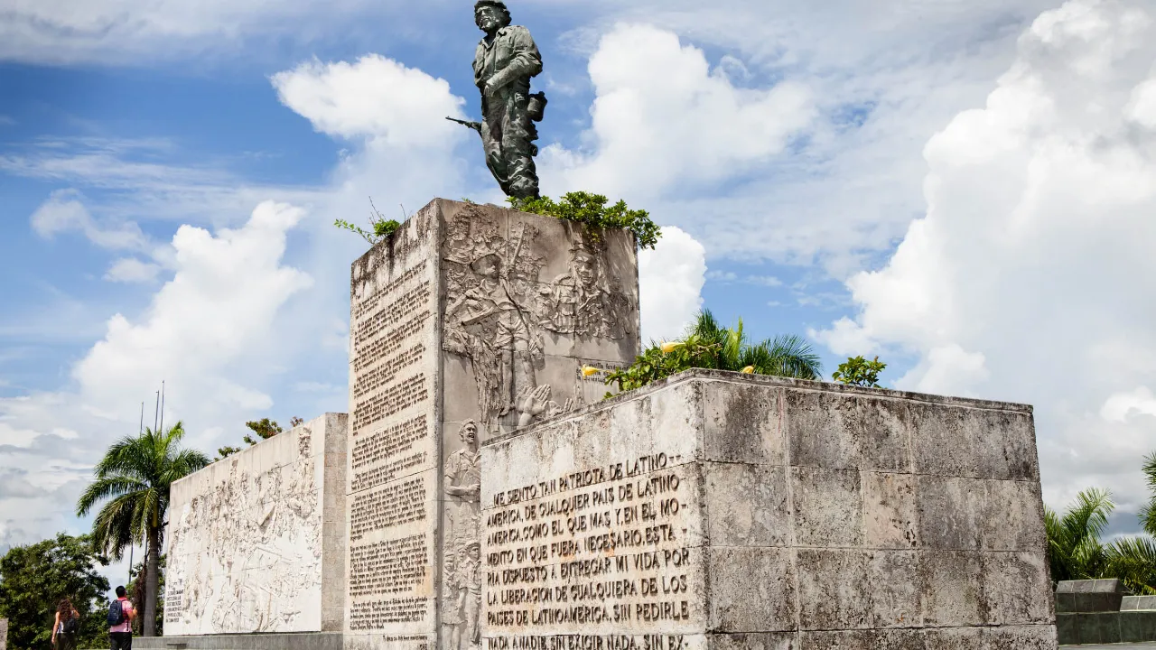 Che Guevaran mausoleumi Santa Clarassa, jossa patsaan alla oleva teksti toistaa hänen jäähyväiskirjeensä Fidel Castrolle Che Guevaran mausoleumi Santa Clarassa, jossa patsaan alla oleva teksti toistaa hänen jäähyväiskirjeensä Fidel Castrolle