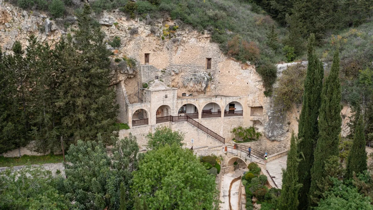 Agios Neophytos -luostari, joka sijaitsee laaksossa noin 10 km Pafoksesta pohjoiseen Agios Neophytos -luostari, joka sijaitsee laaksossa noin 10 km Pafoksesta pohjoiseen