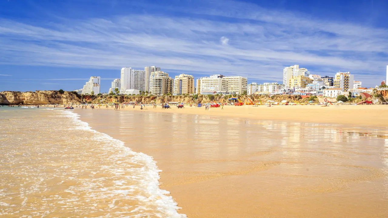 Portimão taustalla ja houkutteleva Praia da Rocha -ranta etualalla Portimão taustalla ja houkutteleva Praia da Rocha -ranta etualalla