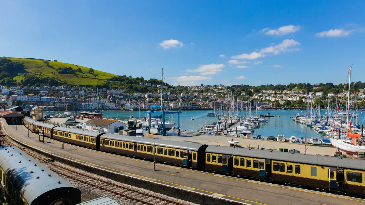 Dartmouth ja Kingswear – juna Dartmouth Steam Railwayltä saapuu satamaan Dartmouth ja Kingswear – juna Dartmouth Steam Railwayltä saapuu satamaan
