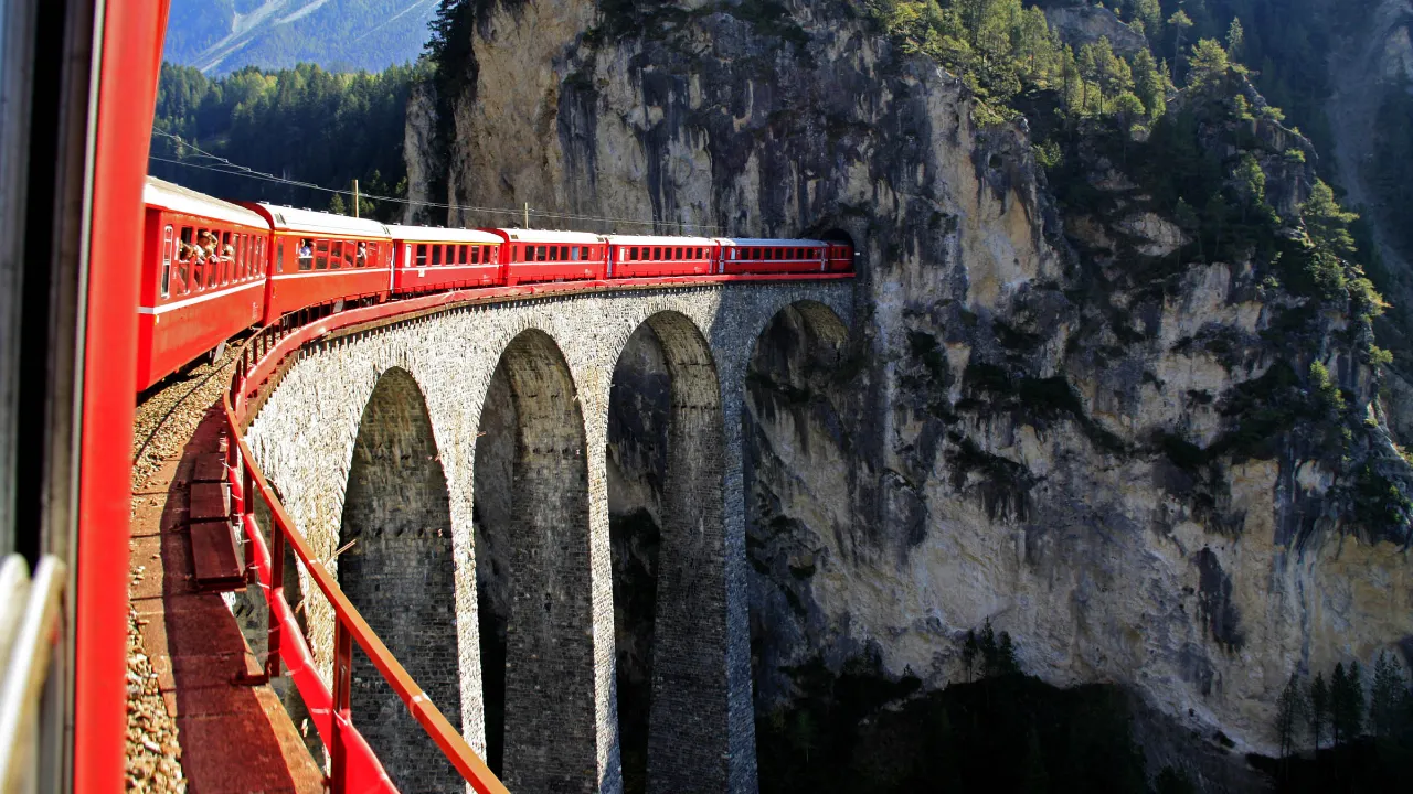 Glacier Express kulkee noin 290 sillan yli Glacier Express kulkee noin 290 sillan yli