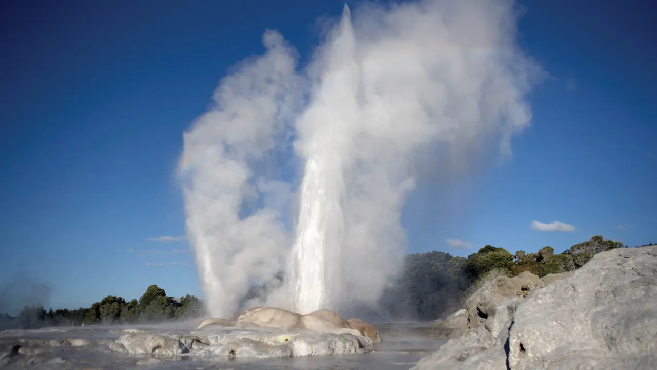 Pōhutu-geysir sijaitsee Rotoruan geotermisellä alueella Pōhutu-geysir sijaitsee Rotoruan geotermisellä alueella