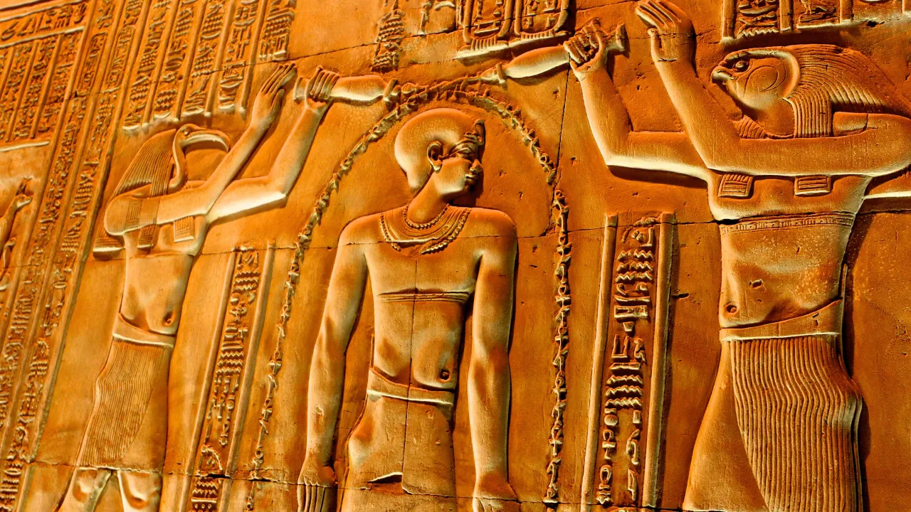 Seremoniallinen seinäkaiverrus Kom Ombon temppelistä Luxorissa Seremoniallinen seinäkaiverrus Kom Ombon temppelistä Luxorissa