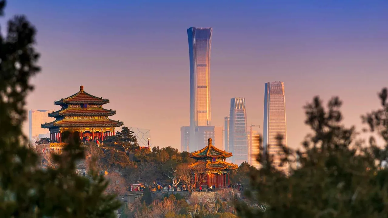 Auringonlasku Pekingissä vanhan temppelin ja modernien pilvenpiirtäjien kera Auringonlasku Pekingissä vanhan temppelin ja modernien pilvenpiirtäjien kera