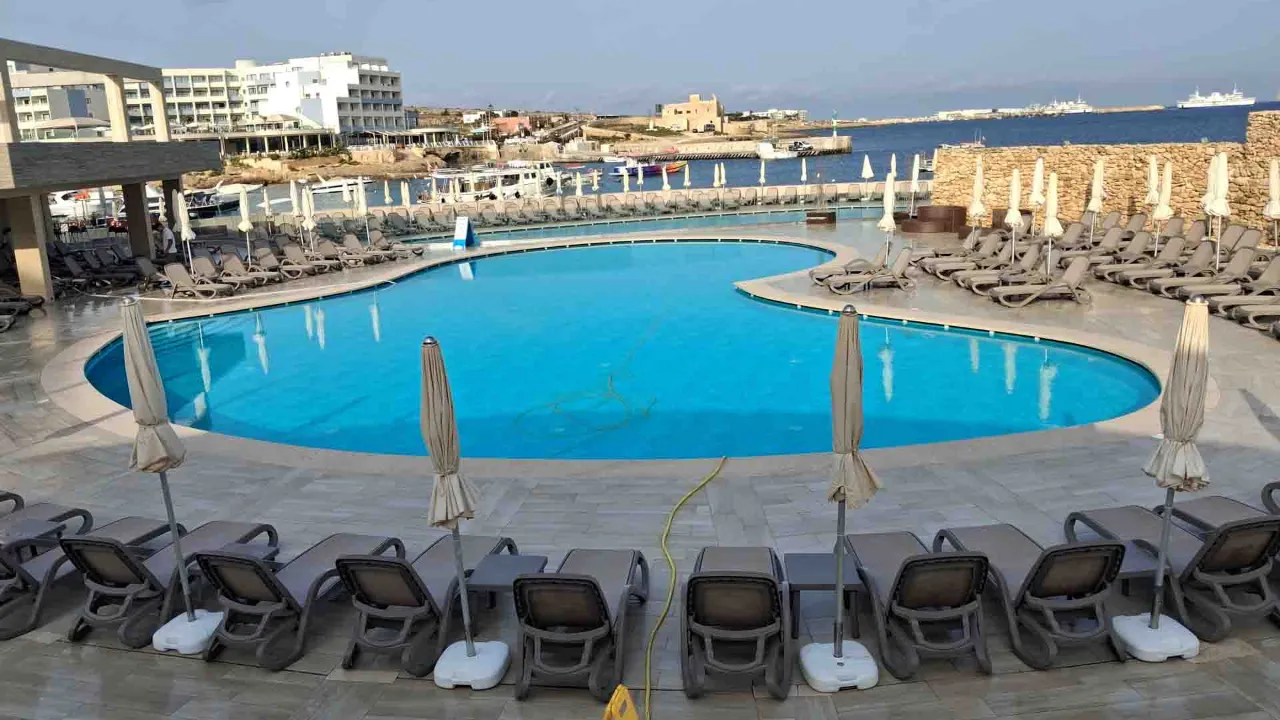 Uima-allas Ramla Bay Resortissa Marfassa
