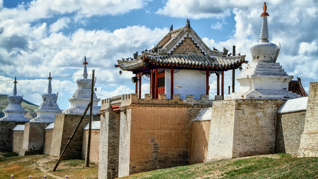 Erdene Zuu -luostari Kharkhorinissa, Mongolia – maan vanhin buddhalainen luostari Erdene Zuu -luostari Kharkhorinissa, Mongolia – maan vanhin buddhalainen luostari
