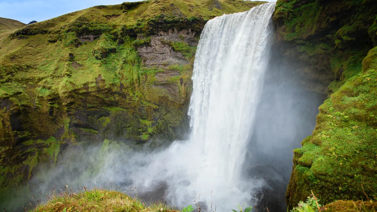 Skógafoss on yksi Islannin suurimmista vesiputouksista
