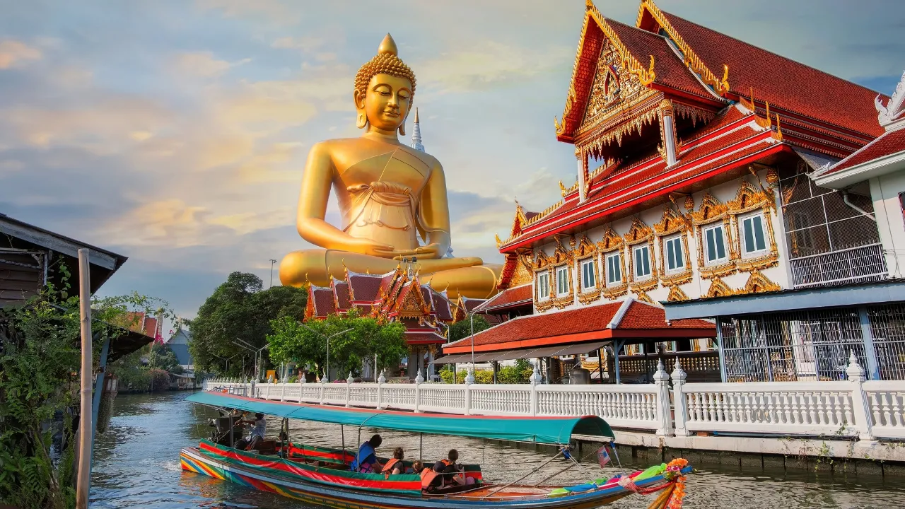 Buddha-patsas Wat Pak Namissa on 69 metriä korkea ja 40 metriä leveä Buddha-patsas Wat Pak Namissa on 69 metriä korkea ja 40 metriä leveä