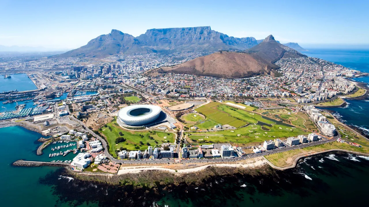 Cape Townin stadion etualalla ja Pöytävuori taustalla Cape Townin stadion etualalla ja Pöytävuori taustalla