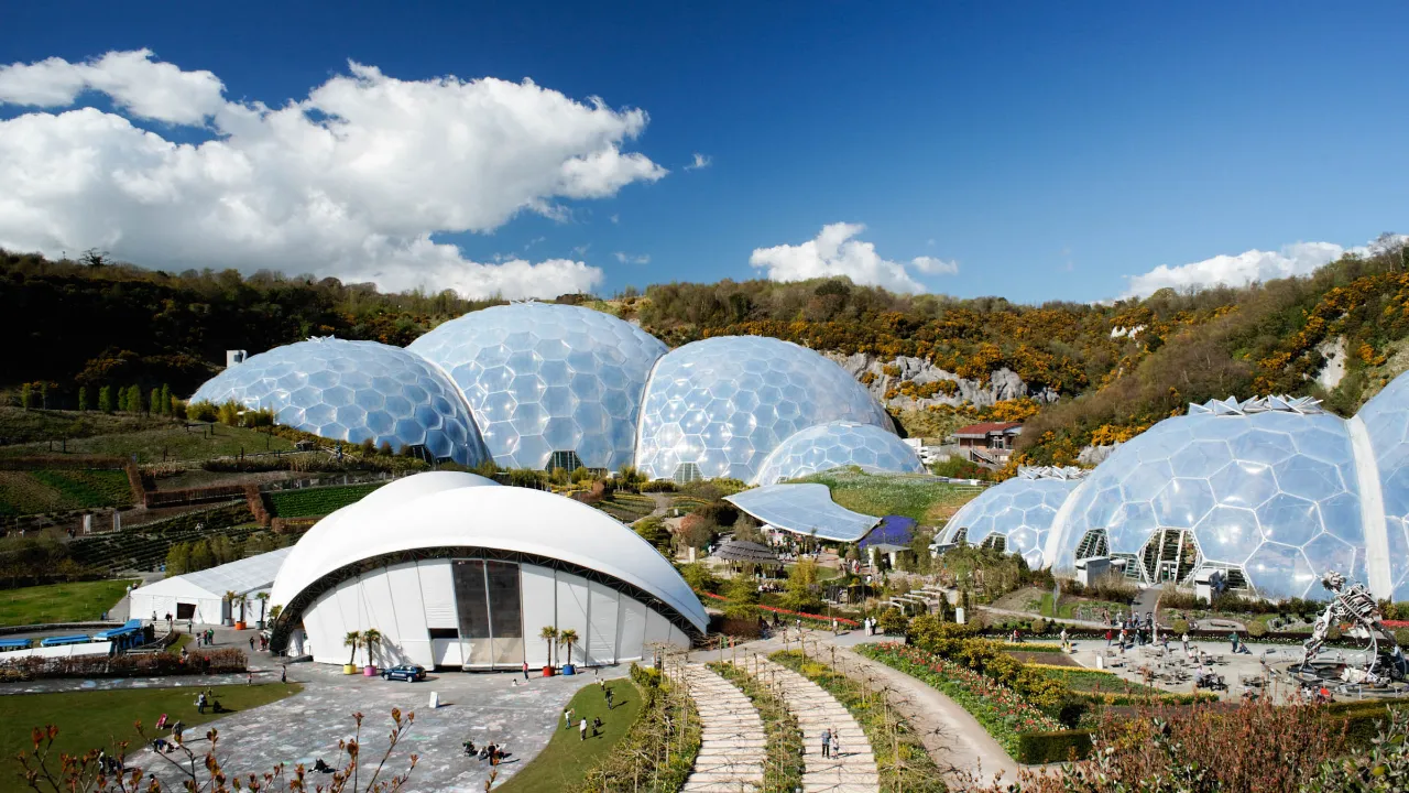Eden Project – luonto- ja elämyskeskittymä, jossa maailman suurimmat kasvihuoneet Eden Project – luonto- ja elämyskeskittymä, jossa maailman suurimmat kasvihuoneet