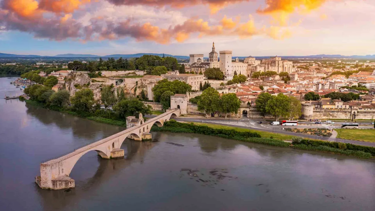 Pont Saint-Bénézet (tunnetaan myös nimellä Pont d’Avignon) Rhône-joen yli Avignon taustalla Pont Saint-Bénézet (tunnetaan myös nimellä Pont d’Avignon) Rhône-joen yli Avignon taustalla