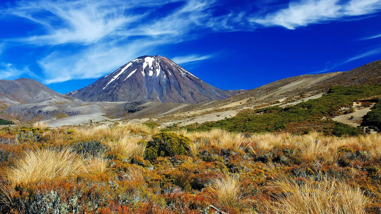 Mount Ngauruhoe – kartiomainen tulivuori Tongariron kansallispuistossa Mount Ngauruhoe – kartiomainen tulivuori Tongariron kansallispuistossa