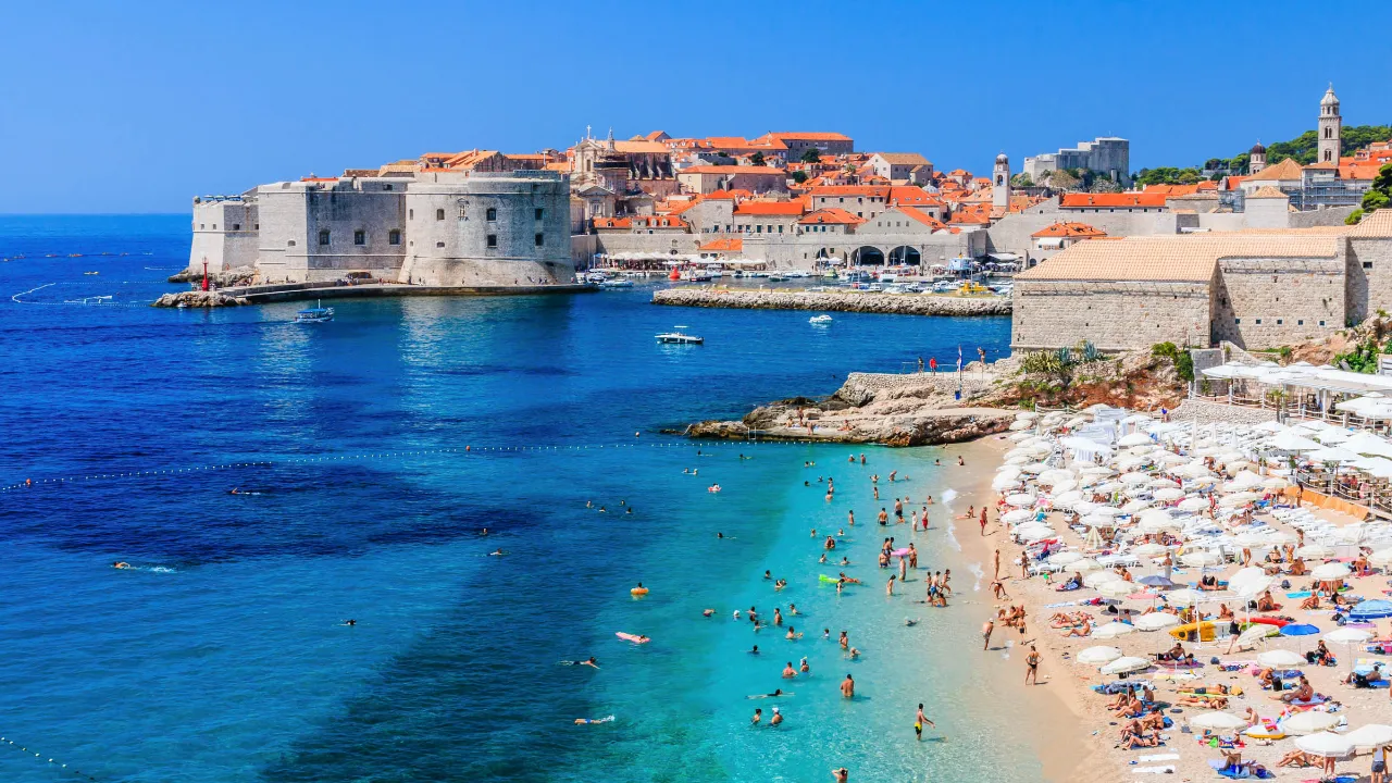 Dubrovnik – Adrianmeren helmi, jossa keskiaikaiset muurit kohtaavat kultaiset rannat ja kristallinkirkkaan veden