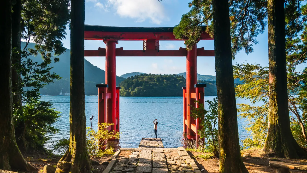 Hakone-pyhäkön torii-portti Ashi-järvellä