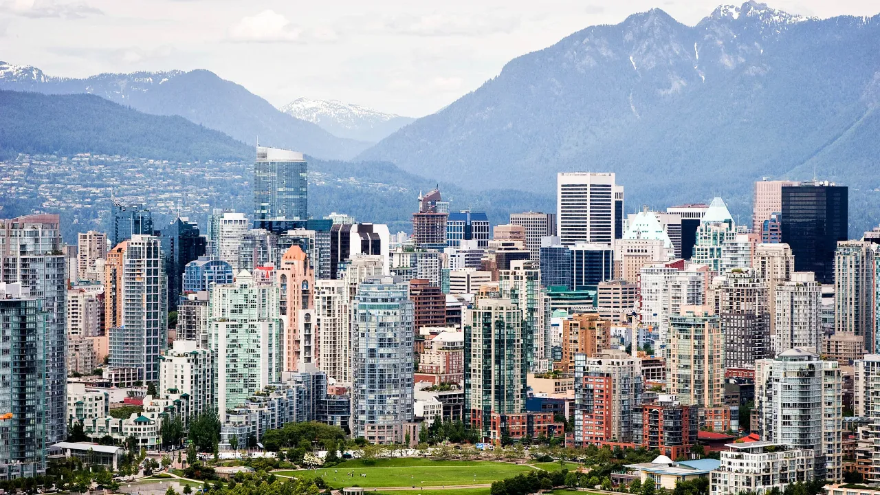 Vancouverin siluetti vuoret taustalla