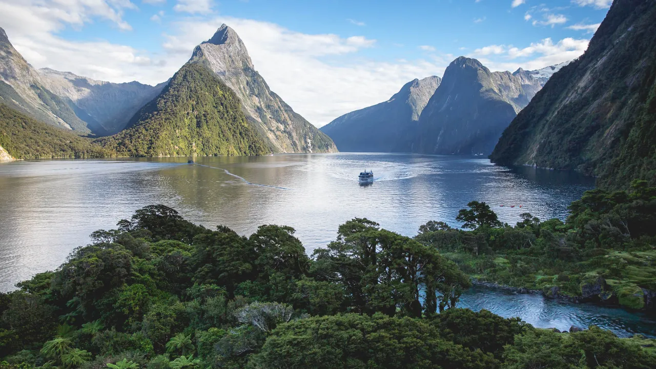 Milford Sound Fiordlandin kansallispuistossa, taustalla Mitre Peak Milford Sound Fiordlandin kansallispuistossa, taustalla Mitre Peak
