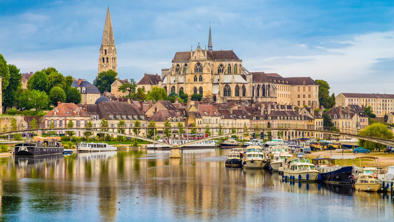 Auxerre, ylpeä kaupunki Yonne-joen varrella