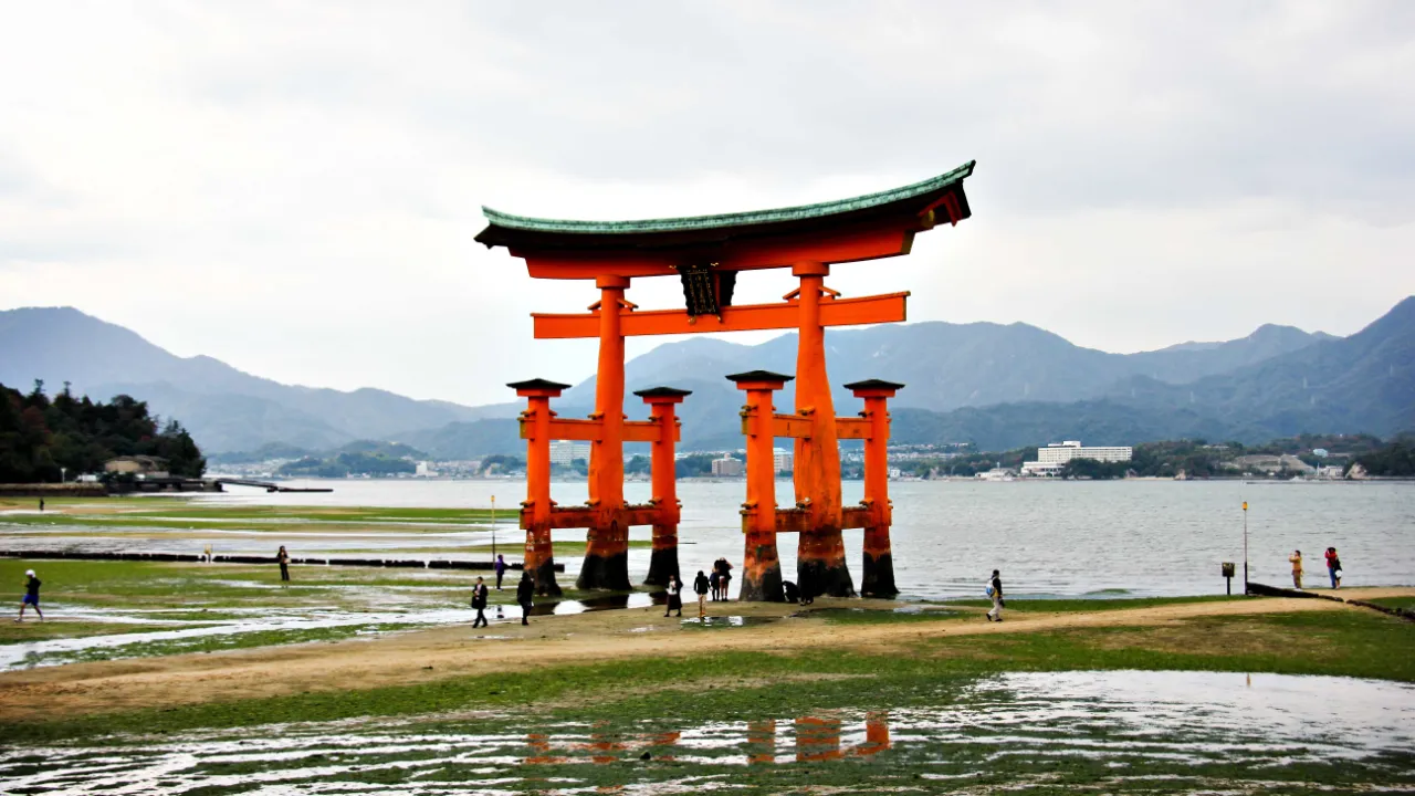 Miyajiman kuuluisa vedessä seisova torii-portti Miyajiman kuuluisa vedessä seisova torii-portti