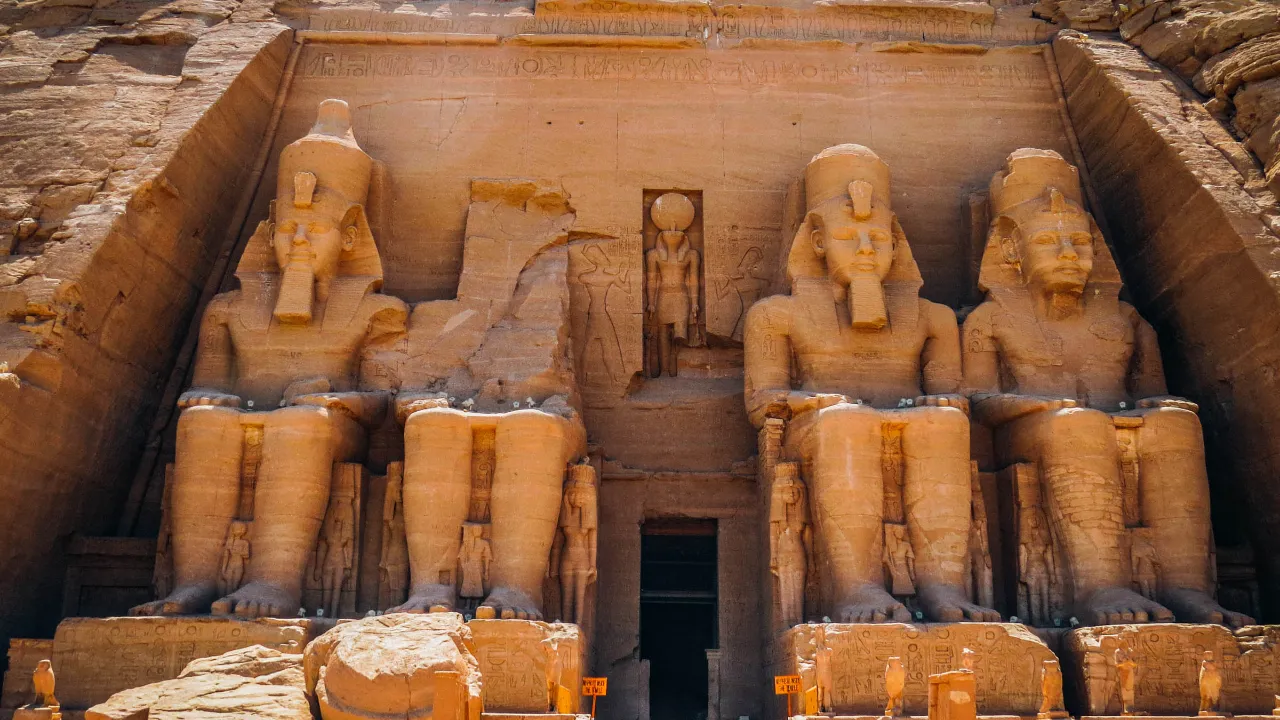 Abu Simbelin suuri temppeli – neljä istuvaa Ramses II:n patsasta Abu Simbelin suuri temppeli – neljä istuvaa Ramses II:n patsasta