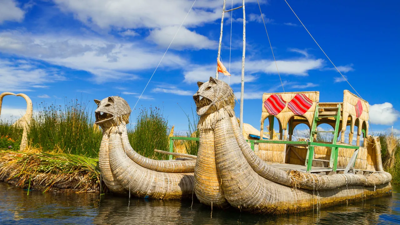 Uros-kansan rakentama eläinpääkoristeinen ruokovene Titicaca-järvellä Uros-kansan rakentama eläinpääkoristeinen ruokovene Titicaca-järvellä