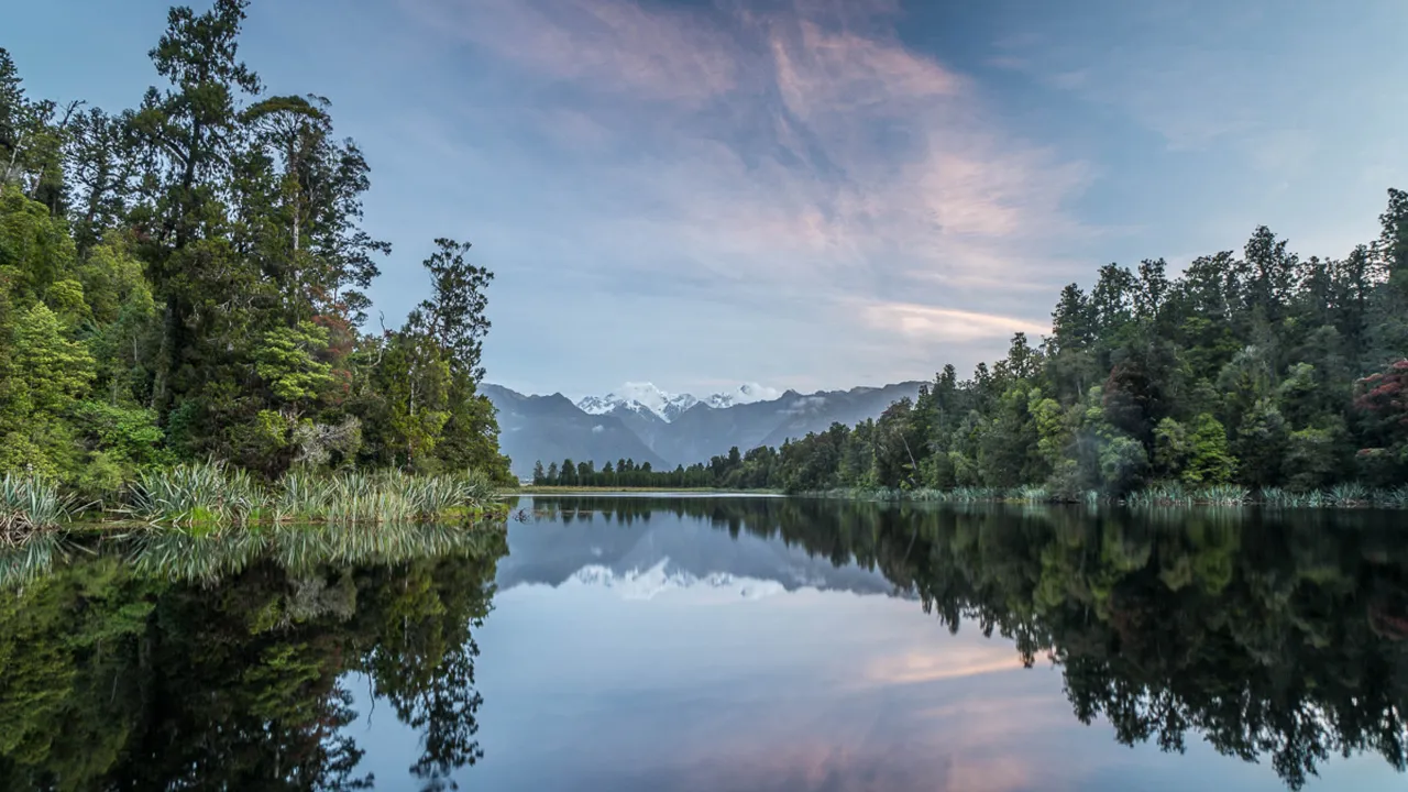 Lake Matheson, sijaitsee lähellä Fox-jäätikköä Lake Matheson, sijaitsee lähellä Fox-jäätikköä