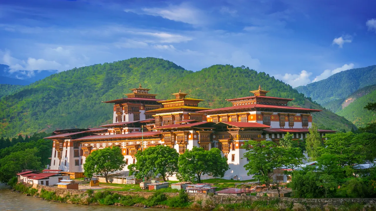 Punakha Dzong kauniissa maisemissa Punakha Dzong kauniissa maisemissa