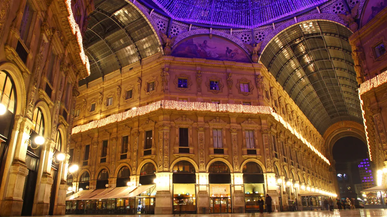Galleria Vittorio Emanuele II Milanossa, historiallinen lasihalli iltavalaistuksessa Galleria Vittorio Emanuele II Milanossa, historiallinen lasihalli iltavalaistuksessa