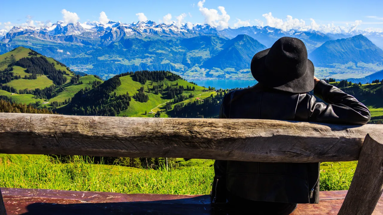 Näkymä Rigi Kulmilta Alpeille ja järvimaisemaan Näkymä Rigi Kulmilta Alpeille ja järvimaisemaan
