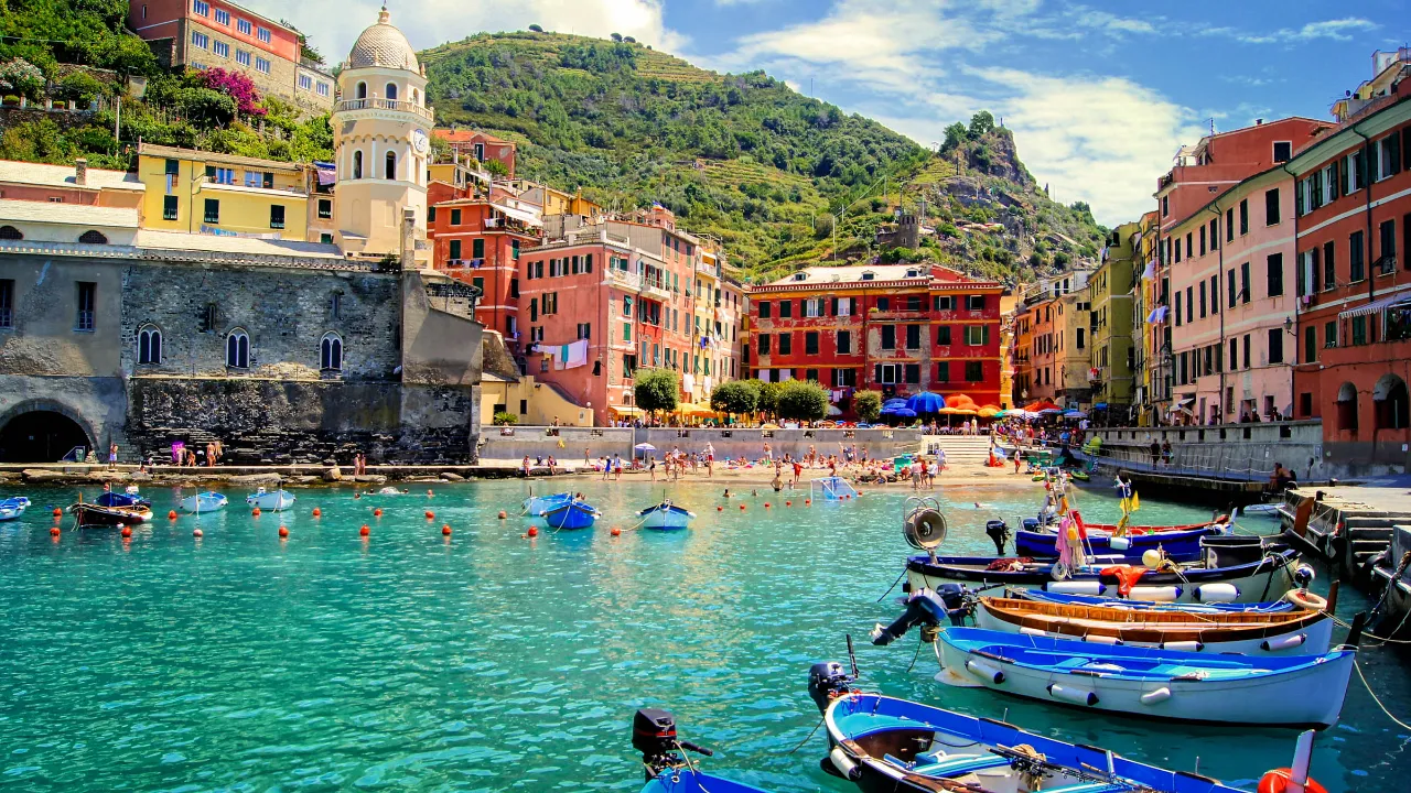Vernazza Cinque Terressä veneineen ja värikkäine taloineen Vernazza Cinque Terressä veneineen ja värikkäine taloineen