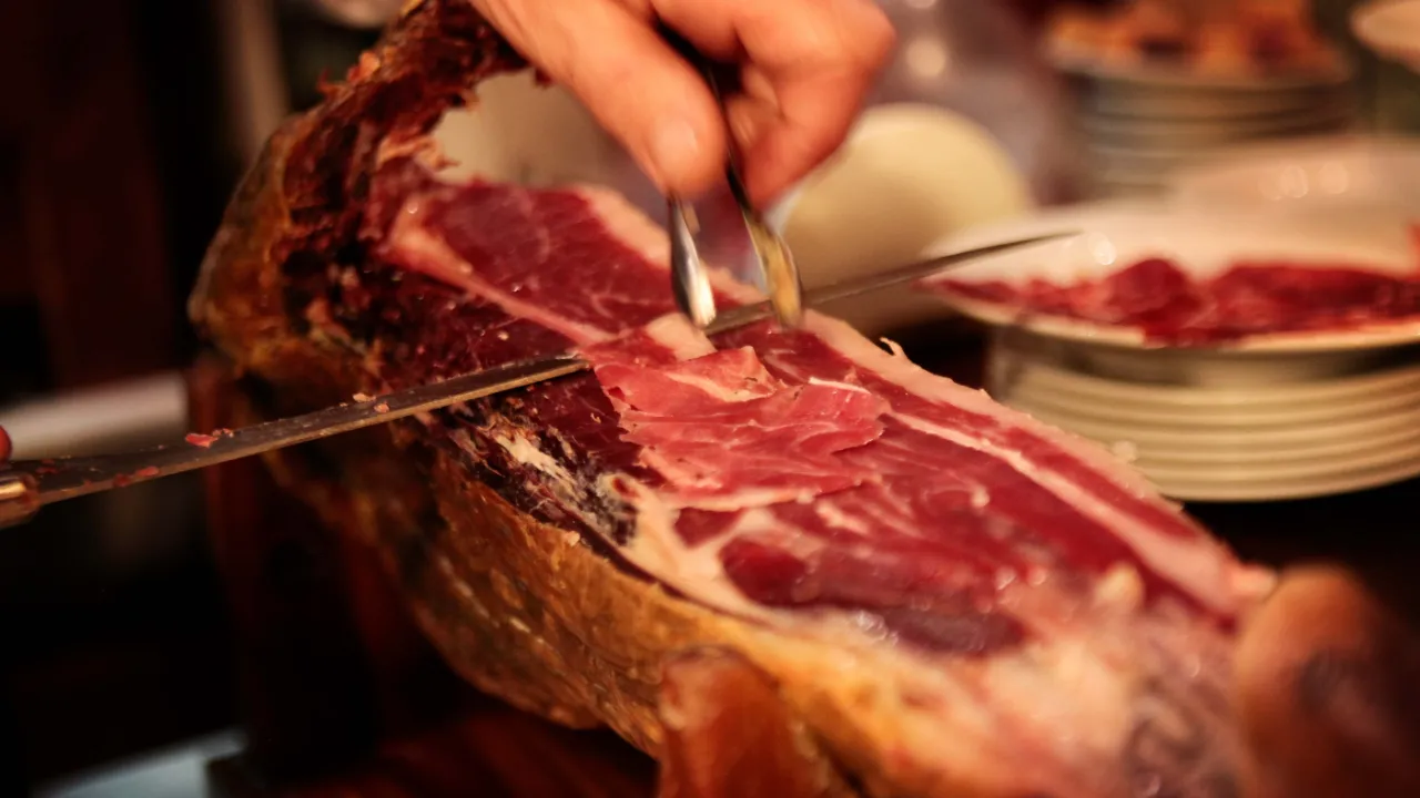 Jamón Serrano -kinkku leikataan erikoisveitsellä erittäin ohuiksi viipaleiksi
