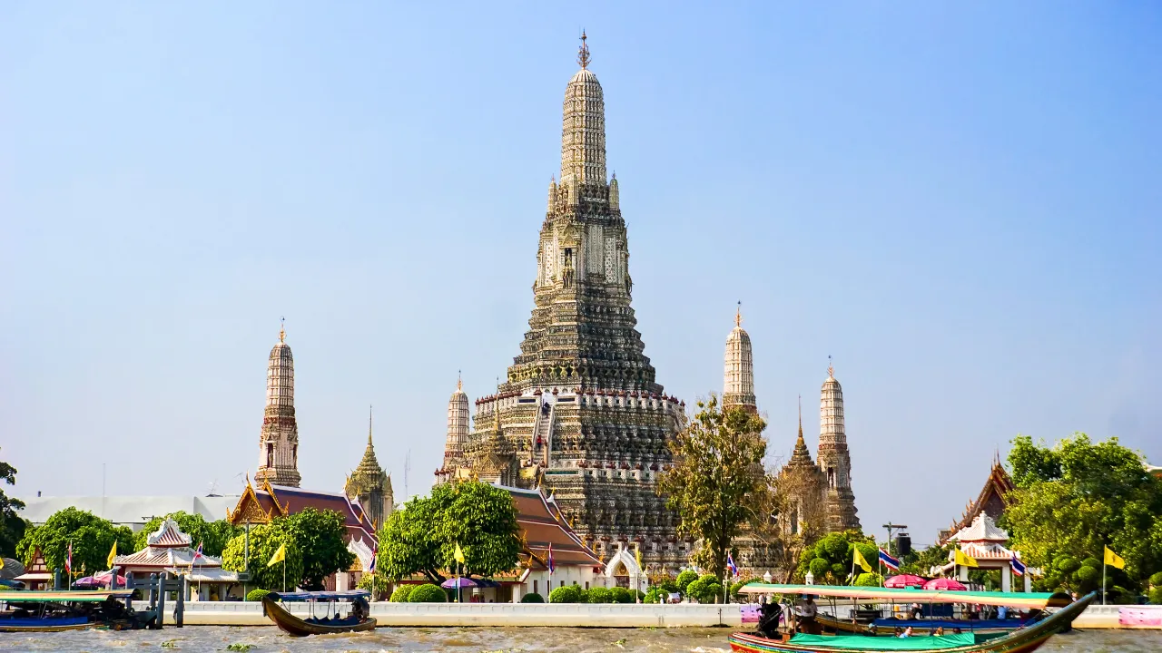Wat Arun – myös tunnettu nimellä Aamunkoiton temppeli – sijaitsee Bangkokissa