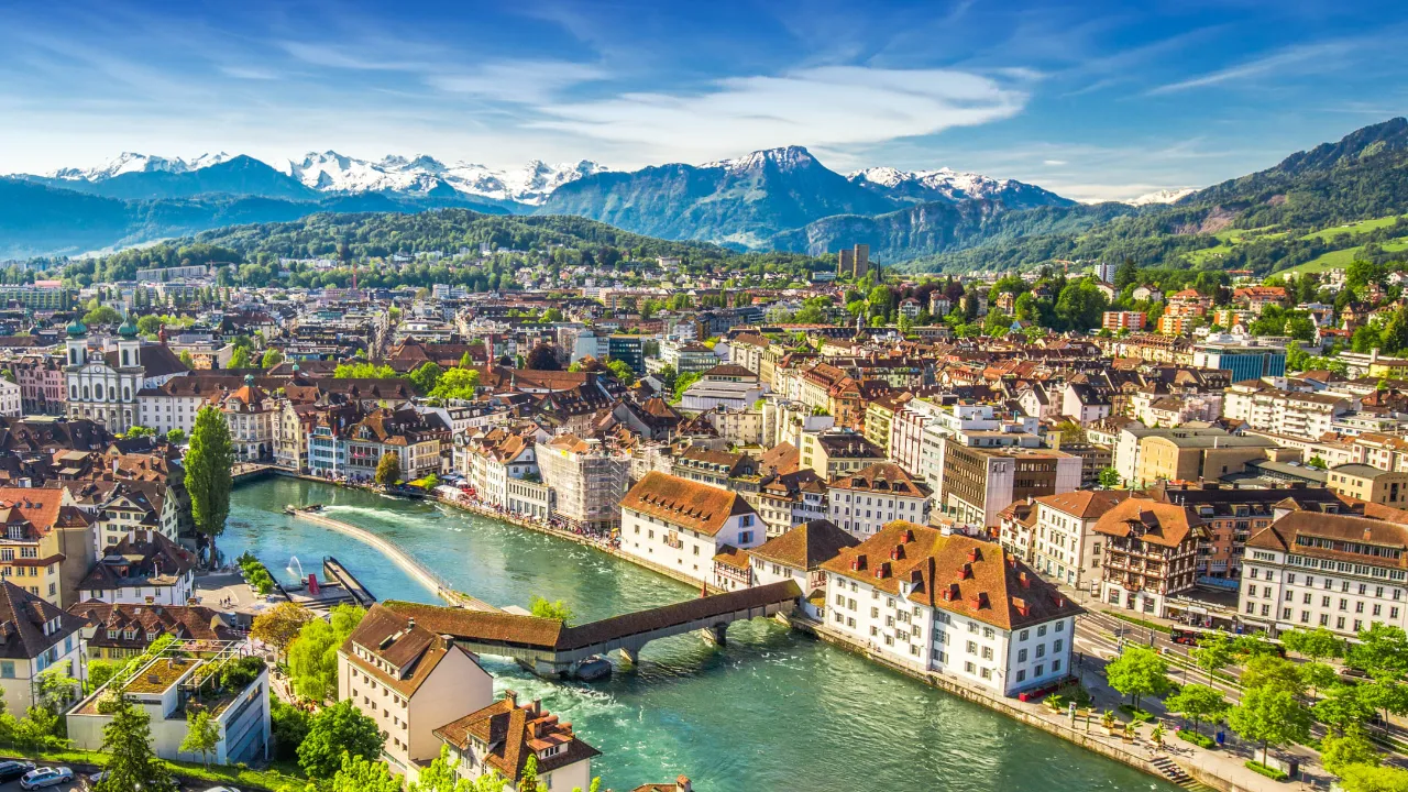 Luzern ja historiallinen puusilta – Kapellbrücke Reuss-joen yli Luzern ja historiallinen puusilta – Kapellbrücke Reuss-joen yli