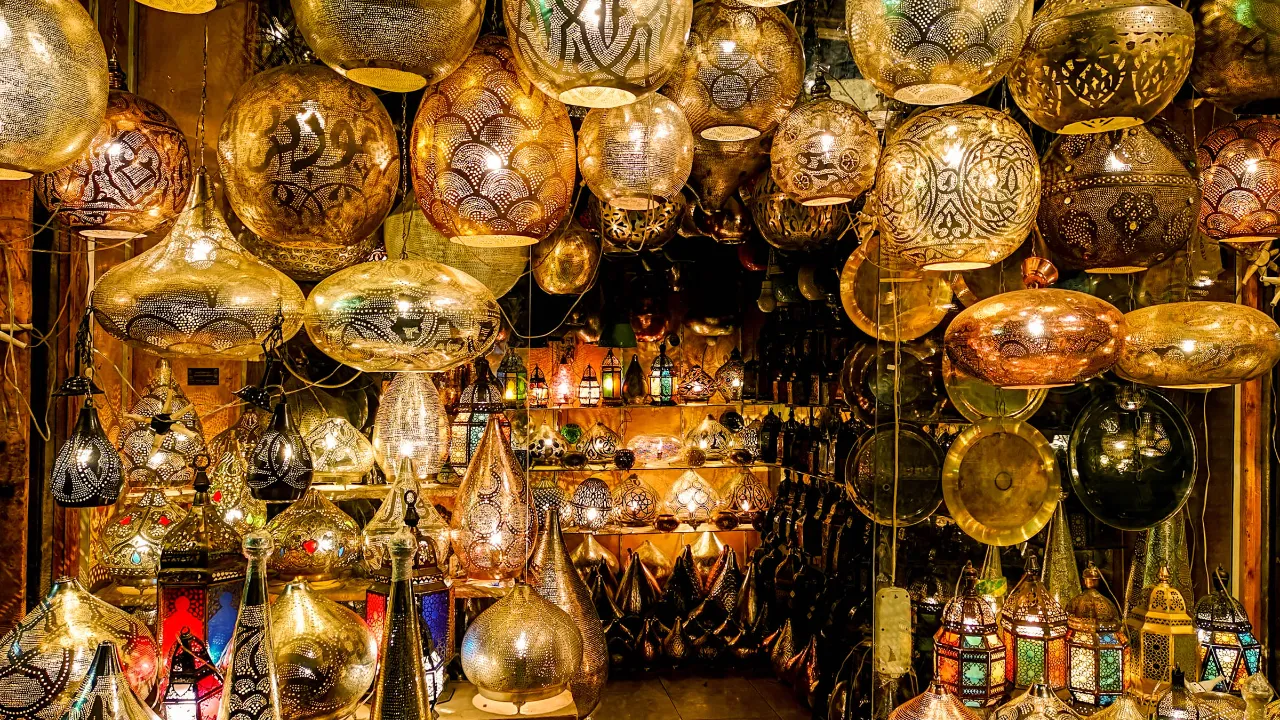 Khan el-Khalili-basaari käsintehdyillä lampuilla – muista tinkiä! Khan el-Khalili-basaari käsintehdyillä lampuilla – muista tinkiä!