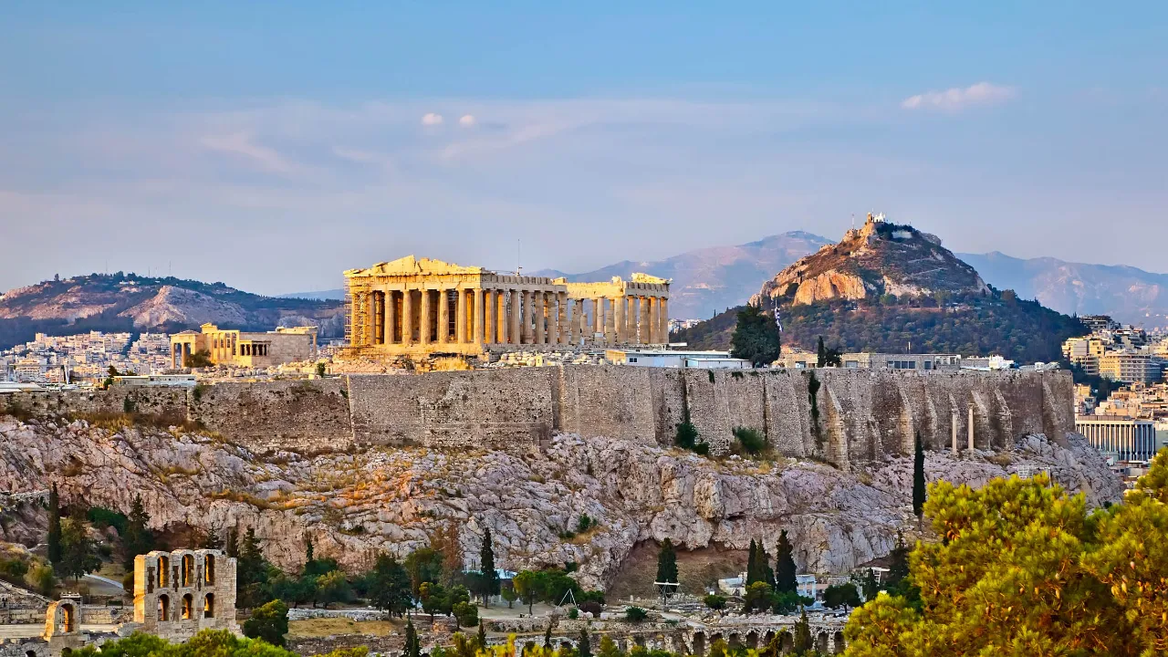 "Välimeren helmi" Ateena - taustalla Akropolis