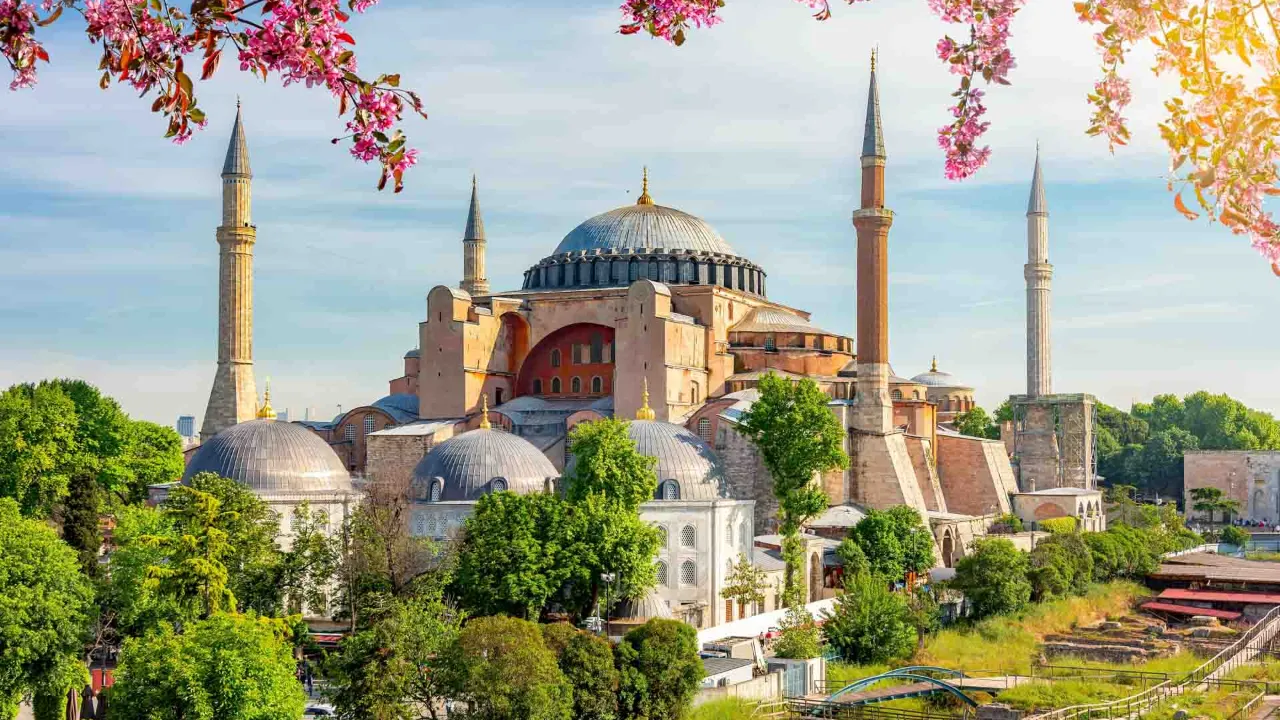 Hagia Sofia Istanbulissa – ikoninen rakennus, joka on toiminut kirkkona, moskeijana ja museona historian aikana Hagia Sofia Istanbulissa – ikoninen rakennus, joka on toiminut kirkkona, moskeijana ja museona historian aikana