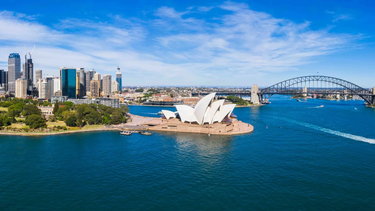 Ilmakuva Sydneystä satamasillan, oopperatalon ja kaupunkisiluetin kanssa Ilmakuva Sydneystä satamasillan, oopperatalon ja kaupunkisiluetin kanssa