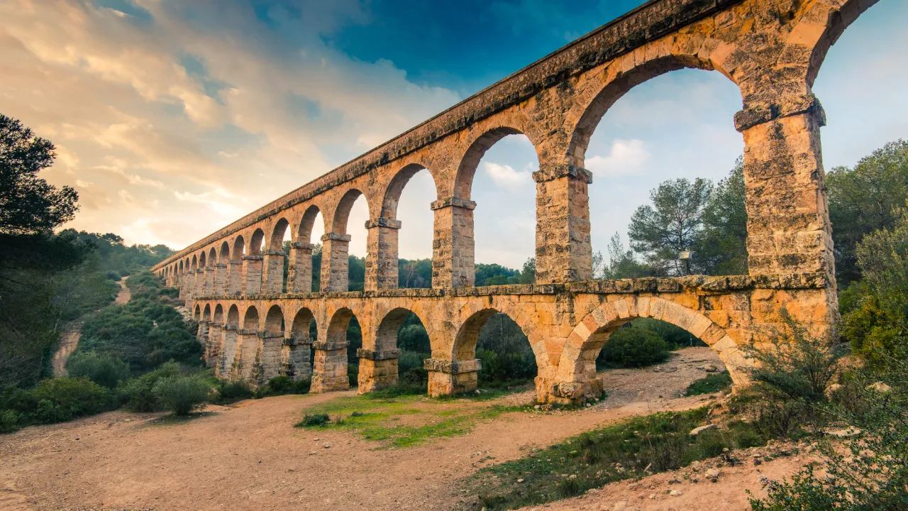 Pont del Diable - roomalainen akvedukti, rakennettu 100-luvulla jaa. Pont del Diable - roomalainen akvedukti, rakennettu 100-luvulla jaa.