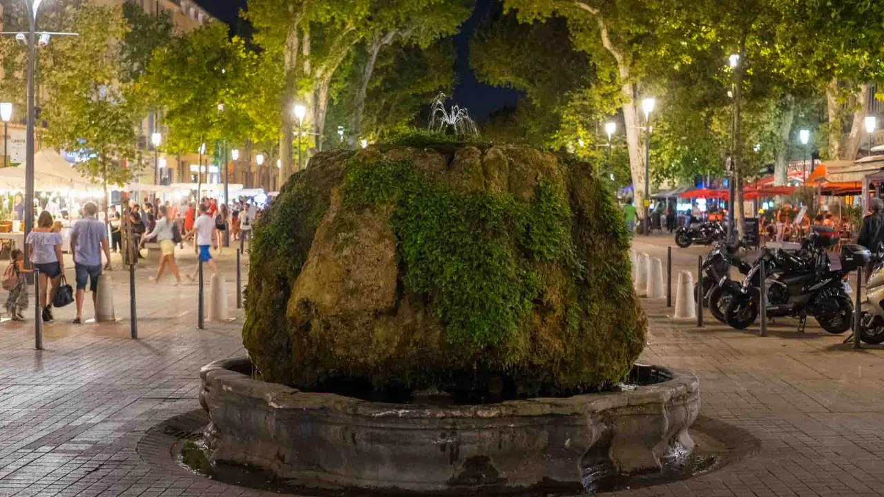 Tunnettu ”Fontaine d’Eau Chaude” -suihkulähde Cours Mirabeaulla Aix-en-Provencessa, 18° lämmintä vettä Tunnettu ”Fontaine d’Eau Chaude” -suihkulähde Cours Mirabeaulla Aix-en-Provencessa, 18° lämmintä vettä