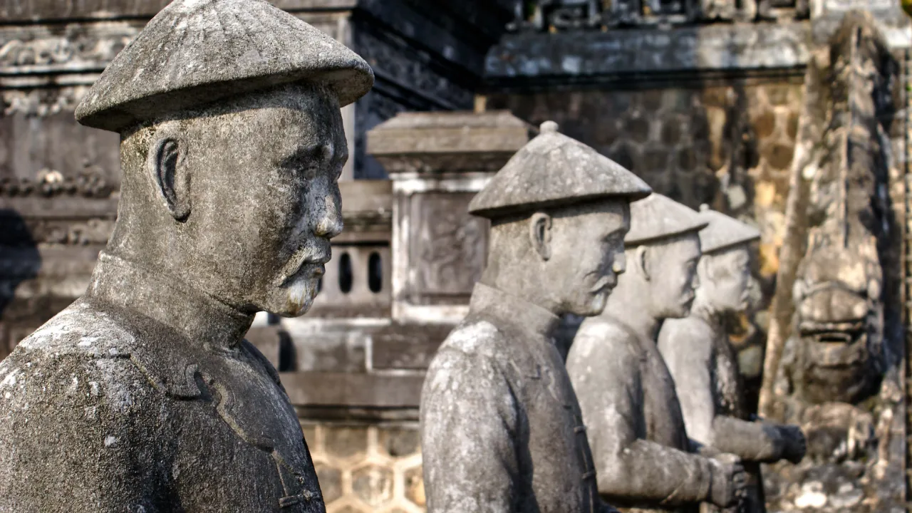 Suuret kivipatsaat keisari Khai Dihnin mausoleumilla - Hué Suuret kivipatsaat keisari Khai Dihnin mausoleumilla - Hué