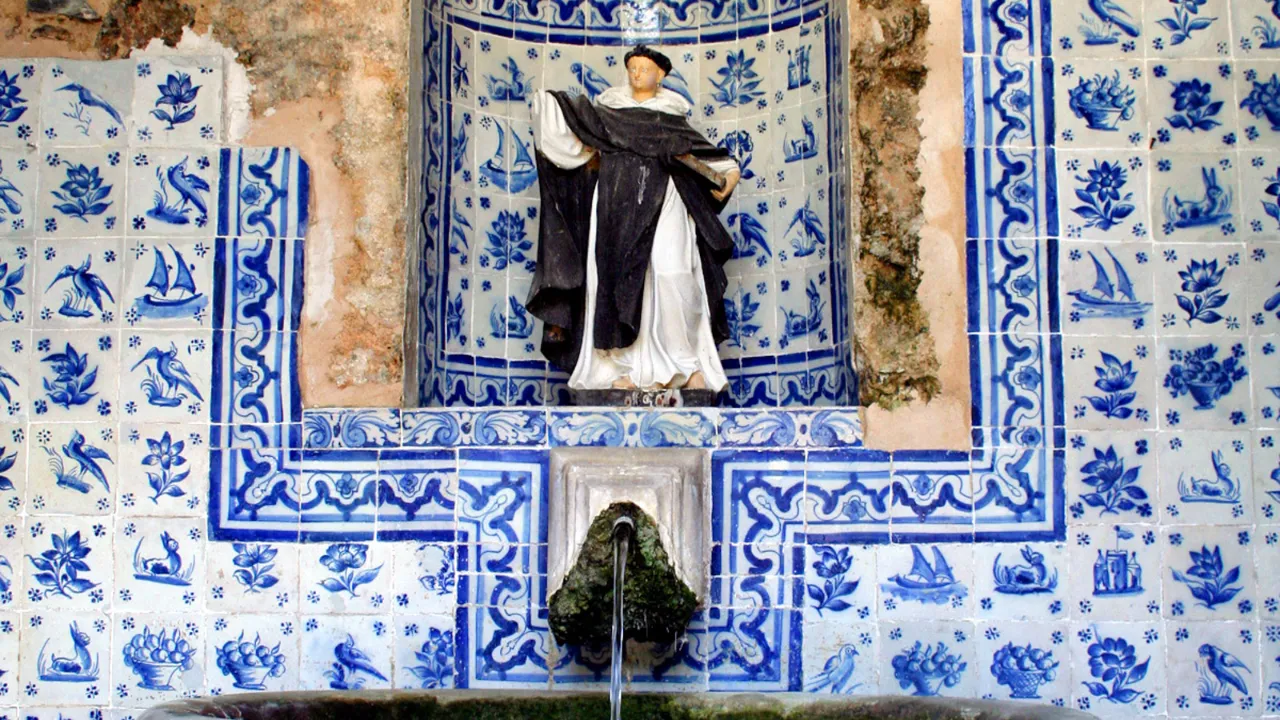 Koristeellinen suihkulähde Estorilissa perinteisten sinivalkoisten azulejo-laattojen ympäröimänä Koristeellinen suihkulähde Estorilissa perinteisten sinivalkoisten azulejo-laattojen ympäröimänä