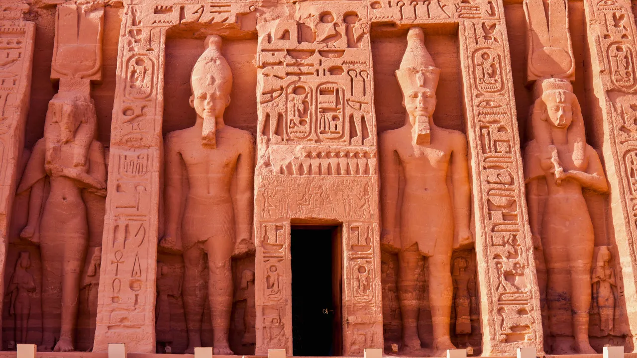 Pieni Abu Simbelin temppeli, rakennettu noin 1250 eaa. Ramses II:n toimesta Pieni Abu Simbelin temppeli, rakennettu noin 1250 eaa. Ramses II:n toimesta