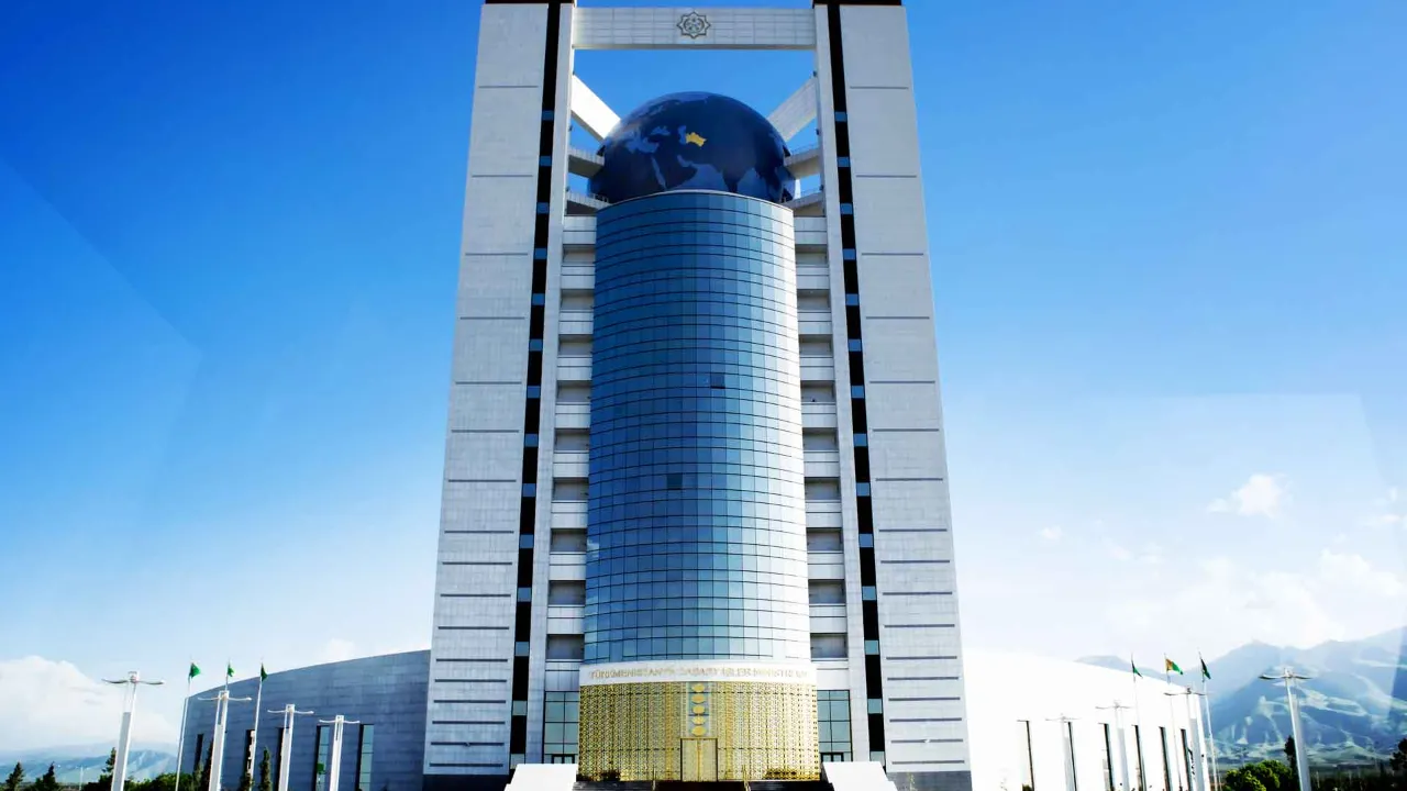 Turkmenistanin ulkoministeriö sijaitsee mahtipontisella Archabil Avenuella maan pääkaupungissa Ašgabatissa Turkmenistanin ulkoministeriö sijaitsee mahtipontisella Archabil Avenuella maan pääkaupungissa Ašgabatissa