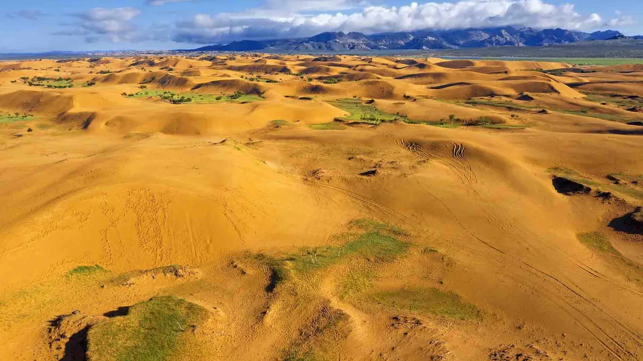 Elsen Tasarkhai -hiekkadyynit Mongoliassa – tunnetaan nimellä "Mini-Gobi", jossa yhdistyy autiomaa ja aro