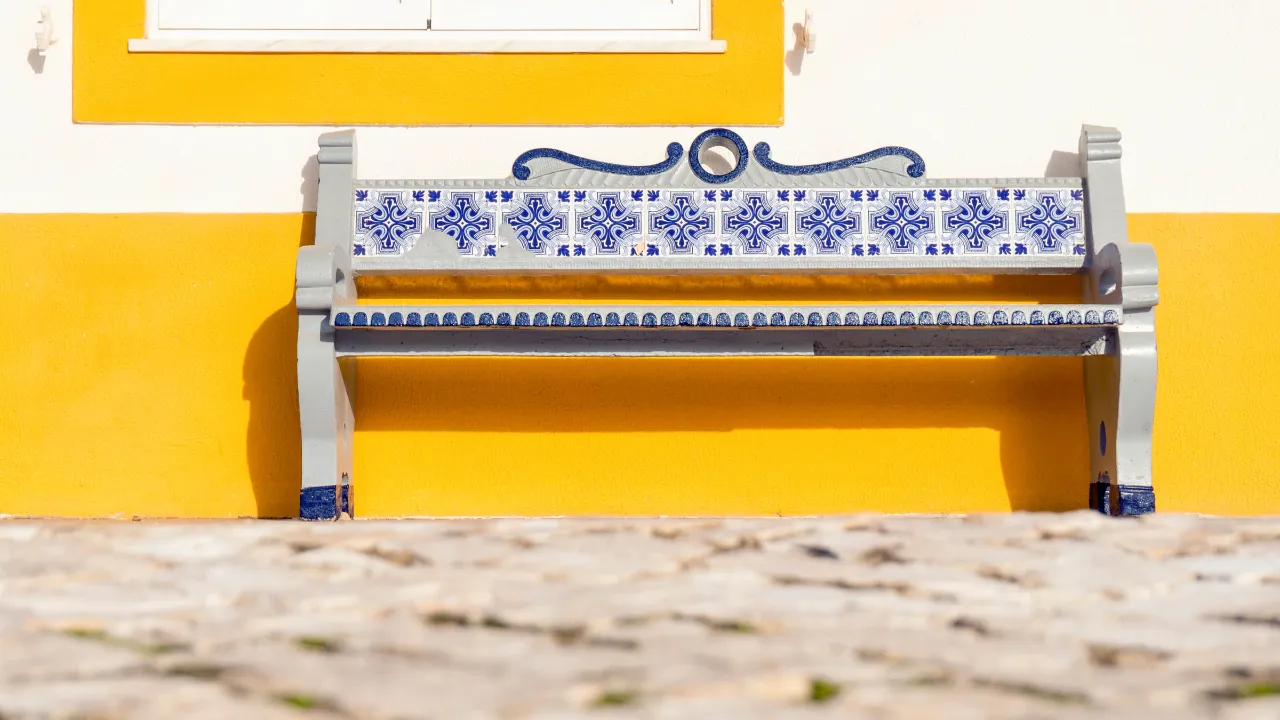 Koristeellinen penkki, jossa sinisiä ja valkoisia azulejos-laattoja (portugalilaisia kaakeleita)