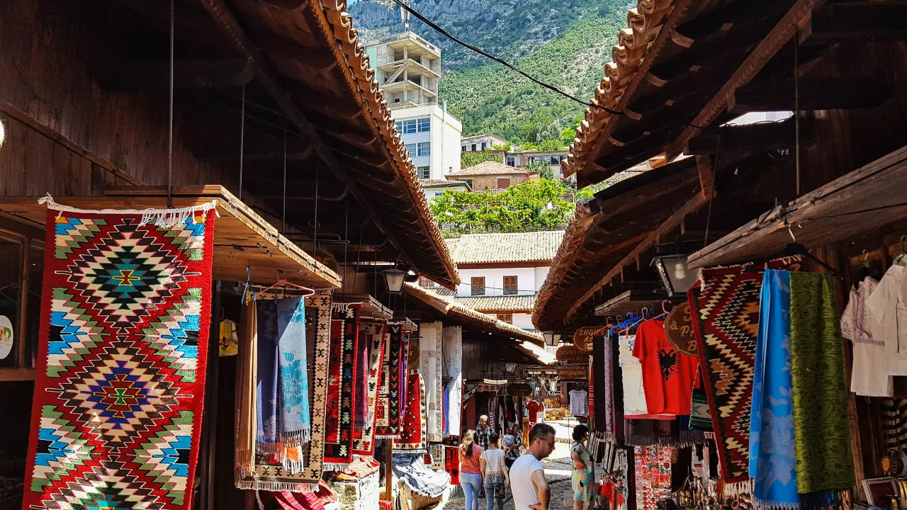 Krujan basaari, Albania – mattoja, käsitöitä ja matkamuistoja Krujan basaari, Albania – mattoja, käsitöitä ja matkamuistoja