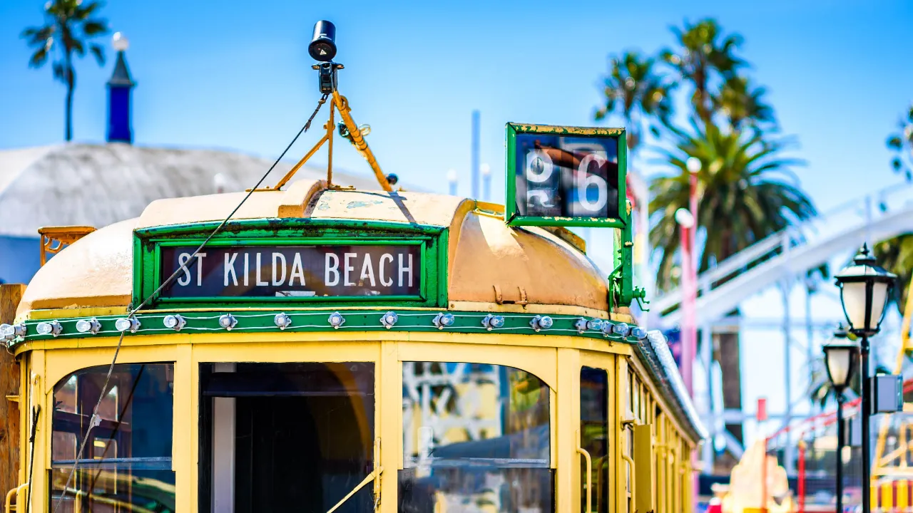 Raitiovaunu Melbournessa matkalla St. Kilda Beachille Raitiovaunu Melbournessa matkalla St. Kilda Beachille