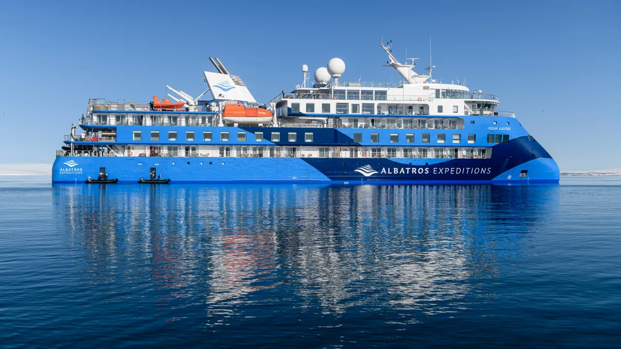 Ocean Albatrosilla on noin 100 miehistön jäsentä