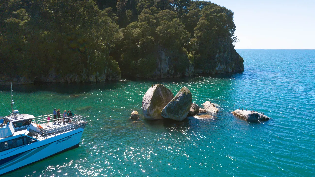 Split Apple Rock, joka sijaitsee Tasman Bayn rannikolla Split Apple Rock, joka sijaitsee Tasman Bayn rannikolla