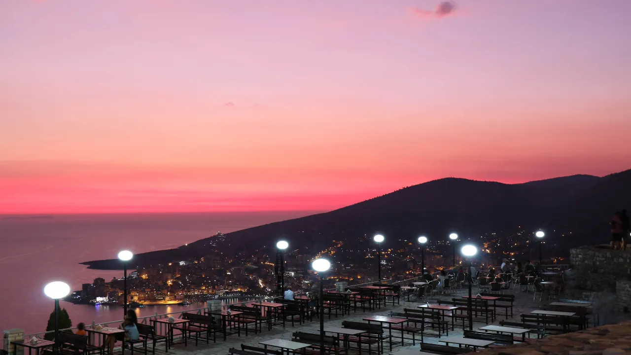 Saranda sijaitsee Joonianmeren rannalla Saranda sijaitsee Joonianmeren rannalla